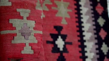 Türkiye 'de Kilim dokuma atölyeleri ve güzel halılar.