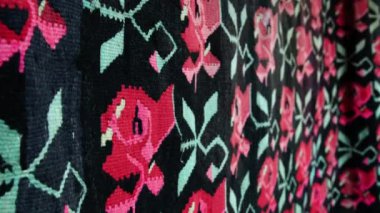 Türkiye 'de Kilim dokuma atölyeleri ve güzel halılar.