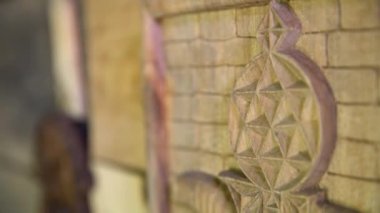 Güzel bir ahşap oyma kapının ayrıntıları..