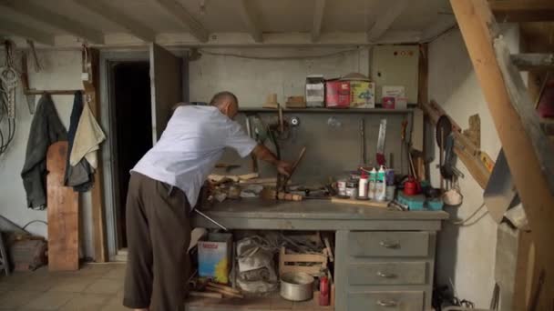 Filmmaterial Eines Türkischen Steinmetzes Der Der Werkstatt Arbeitet — Stockvideo
