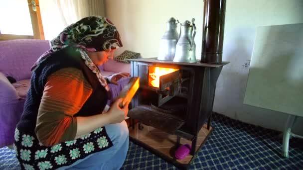 Кадрів Турецької Жінки Яка Запалила Плиту — стокове відео