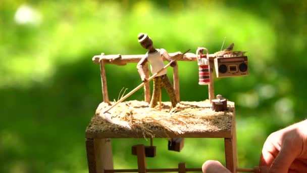 Tukang Mainan Petani Kayu Mekanis Rumput Potong — Stok Video