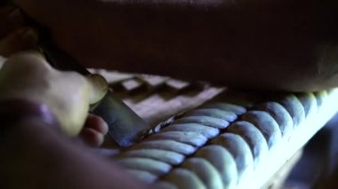 Türk Ağaç Kesme Ustası müşterileri için tahta oyuncaklar ve hediyelik eşyalar yapıyor..