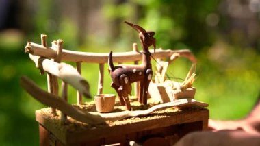 Tahta oyuncak keçi, nalları dikmiş..