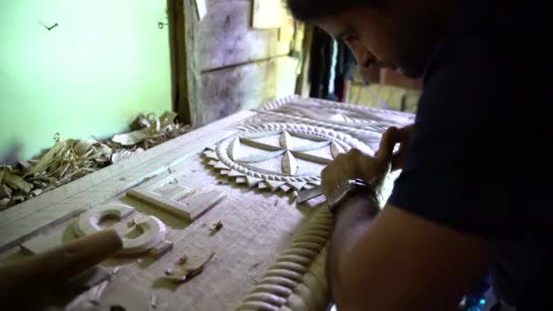 Turečtina Řezbář Master Vyrábí Dřevěné Hračky Suvenýry Pro Své Zákazníky — Stock video