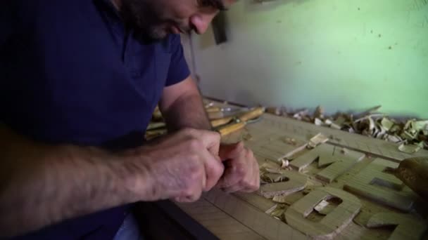 Turečtina Řezbář Master Vyrábí Dřevěné Hračky Suvenýry Pro Své Zákazníky — Stock video