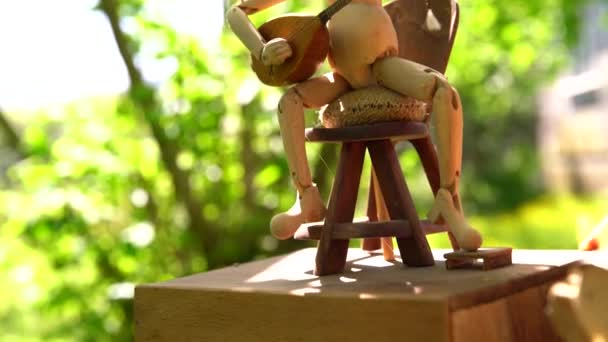 4K木製の機械式おもちゃの男が楽器を演奏する マスターはトルコで木製機械玩具を製造しています — ストック動画
