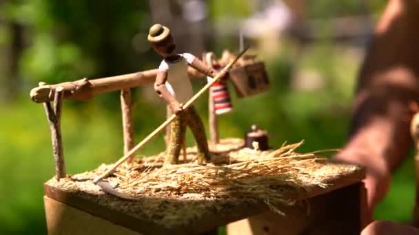 Dřevěný Mechanický Hračkář Muž Sekání Trávy — Stock video