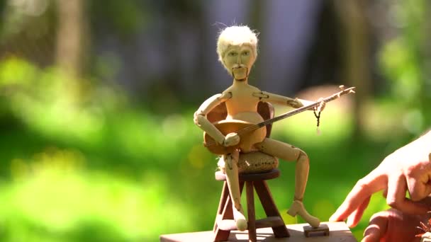 Wooden Mechanical Toy Man Playing Instrument Master Manufactures Wooden Mechanical — Stock Video