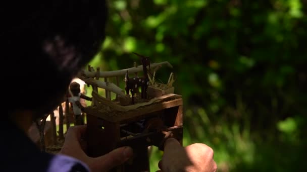 木制机械玩具山羊 — 图库视频影像