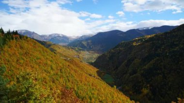 Türkiye Artvin Savsat Platosu 4K sinematik zaman aşımı. Zaman aşımı bulutları.