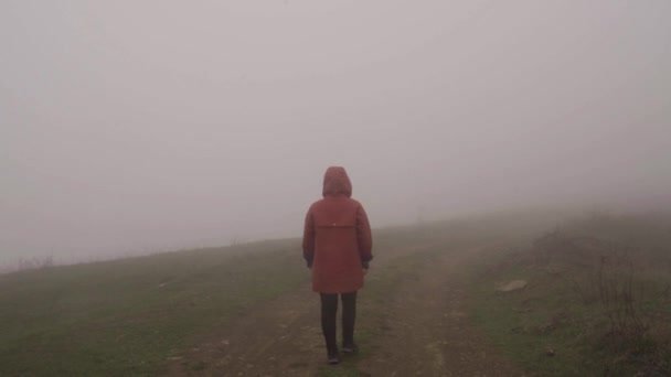 Člověk Kráčí Zamlžené Mlhavé Venkovské Cestě Při Východu Slunce — Stock video