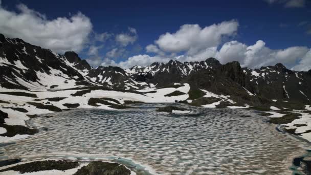 Time Lapse Lago Glacial Cima Montañas Nevadas Nubes Tiempo Caducidad — Vídeos de Stock