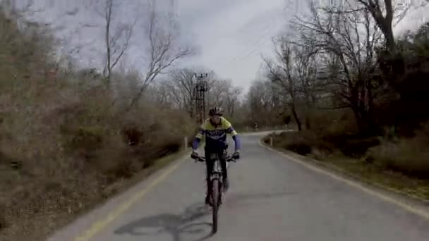 Homme Fort Vêtements Sport Casque Noir Fait Vélo Sur Route — Video