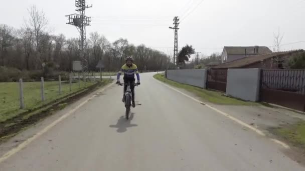 Seorang Pria Yang Kuat Dalam Pakaian Olahraga Dan Helm Hitam — Stok Video