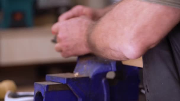 Zbliżenie Woodworker Robi Nogę Stolca — Wideo stockowe