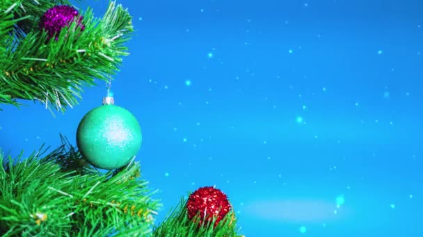 Gedecoreerde Kerstboom Met Speelgoed Kopiëren Ruimte Kerstmis Geanimeerde Achtergrond Blauw — Stockvideo