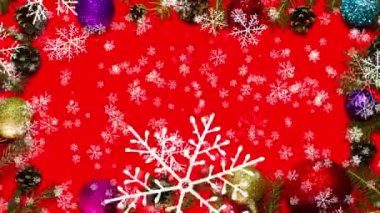 Kar taneli Noel arkaplanı, animasyon Yeni Yıl, fotokopi alanı. Güzel uçan kar taneleri.