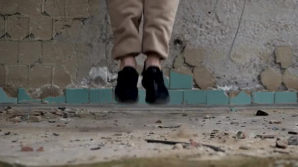 Mužské Nohy Rozdělí Přeskakovacím Lanem Man Jumping Rope — Stock video