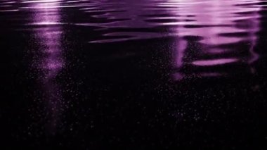 Gece ışıklarının parladığı bir nehir. Su dalgalı kopyalama alanının arkaplanı