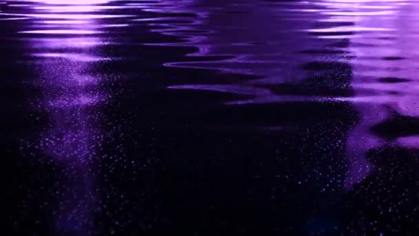 Foco Suave Fondo Agua Con Tinte Púrpura Oscuridad Agua Ondulada — Vídeo de stock