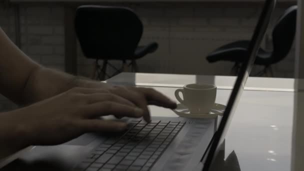 Escribir Teclado Trabajo Línea Casa Oficina Una Taza Café Escritorio — Vídeos de Stock