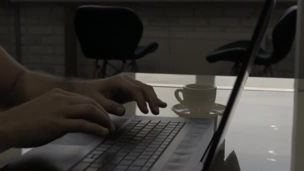 Escribir Teclado Trabajo Línea Casa Oficina Una Taza Con Café — Vídeos de Stock