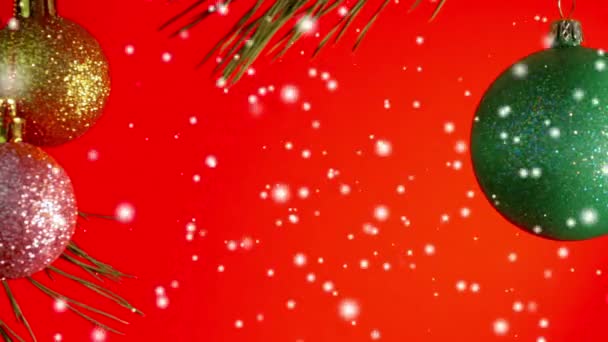 ギフトボックスのコピースペース 新年の装飾と雪の結晶のアニメーションを持つクリスマスの背景の赤 — ストック動画