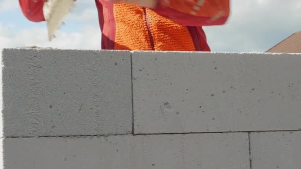Budowniczy Pracuje Łopatką Człowiek Cementuje Bloki Budynku Budowa Domu — Wideo stockowe