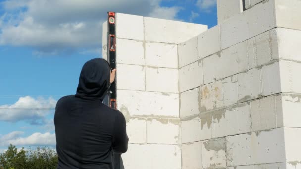 水平仪在建筑工地的建筑商手里 建筑工人测量工地上石工的倾角 — 图库视频影像