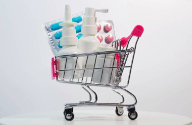 Sağlık konsepti, haplar ve ilaçlar süpermarket arabasında burun spreyi, boğaz spreyi..