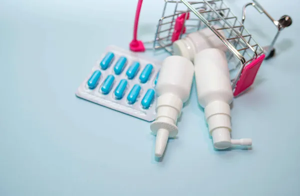 Pastillas Medicamentos Sobre Fondo Azul Aerosol Nasal Remedio Para Dolor —  Fotos de Stock