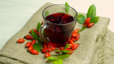 Kırmızı gül üzümünden yapılan doğal çay, homeopati bitkisel böğürtlen tentürü. Meyve kırmızısı çay.