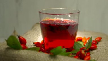 Gül üzümlerinden kırmızı çay, bitkisel aşılama homeopati. Kırmızı gül suyu.