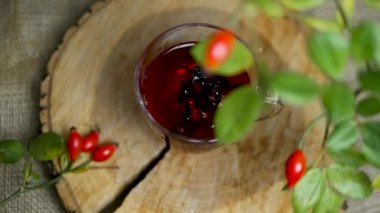 Yavaş çekimde en iyi görüntü, otlar ve kırmızı böğürtlenler, tıbbi gül kalçalarından çay, homeopati.