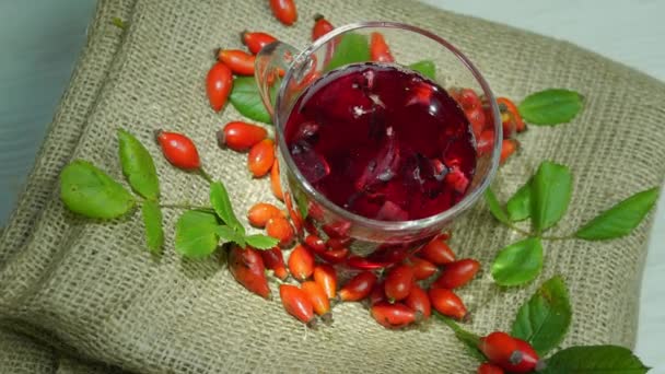 玫瑰红茶 顺势疗法的饮料对人类健康有好处 红浆果是药用的 — 图库视频影像