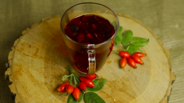 Teinture Herbes Baies Rouges Dans Une Tasse Thé Roses Médicinales — Video