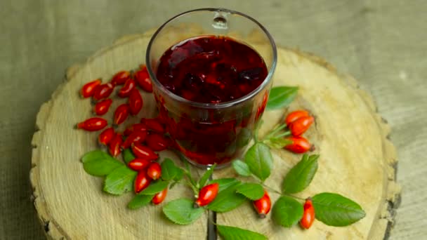 Gyógynövények Vörös Bogyók Gyógyítása Egy Csészében Gyógyrózsa Csípőből Készült Tea — Stock videók