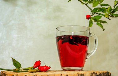 Kırsal kırmızı gül çayı ile antioksidan bardak. Bitki özü kırmızı çay, kırmızı dut