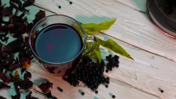 Top View Vörös Aromás Tea Átlátszó Csésze Táblán Bodza Tea — Stock videók