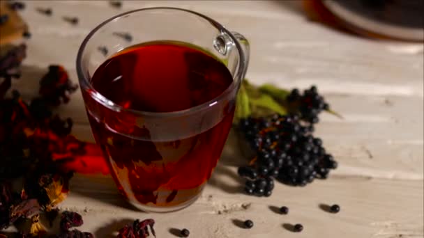 Aromás Vörös Tea Átlátszó Csészében Fapadlón Bodza Tea Gyógynövénytinktúra Homeopátia — Stock videók