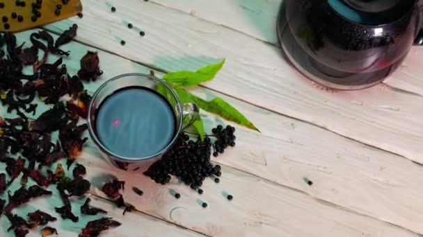 Vue Dessus Mouvement Thé Aromatique Rouge Dans Une Tasse Transparente — Video