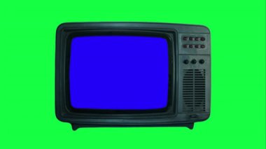 Chroma TV monitörü. Yeşil arka planda mavi ekranlı klasik televizyon. Retro TV görüntüsünde alanı kopyala