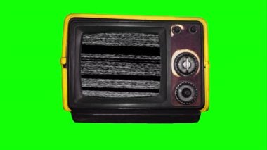 Kompozisyon için mavi ekran televizyon. Yeşil arka planda mavi ekranlı klasik televizyon. Bir retro TV ekranında uzayı kopyala