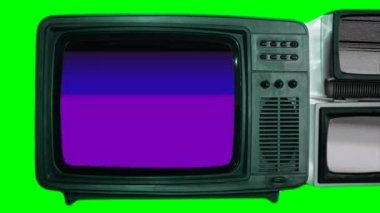 Kompozisyon için üç Monitör TV kroma anahtarı. Yeşil arka planda mavi ekranlı klasik televizyon. Bir retro TV ekranında uzayı kopyala