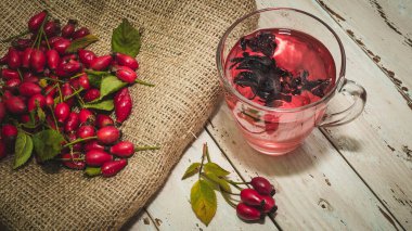 Tahta tahtadaki yabani gül çileklerinin doğal çayı. Kırmızı böğürtlenlerden Homeopati tedavisi