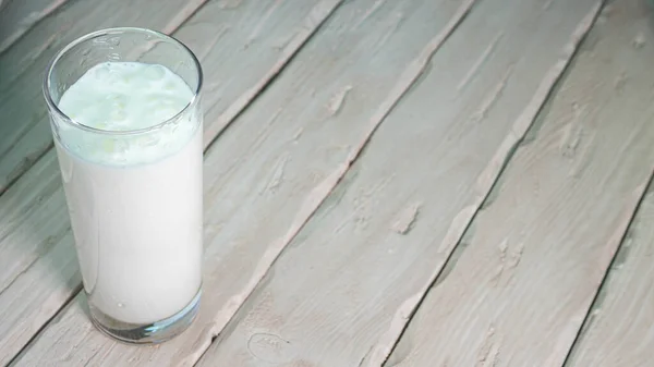 유리로 우유를 복사한다 유리잔에 유제품 — 스톡 사진