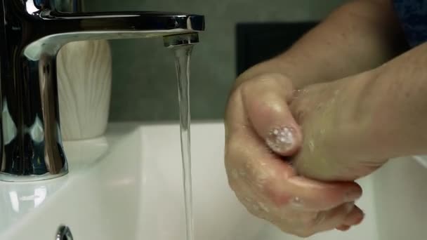 Yakın Plan Yaşlı Bir Kadın Ellerini Musluğun Altında Suyla Yıkıyor — Stok video