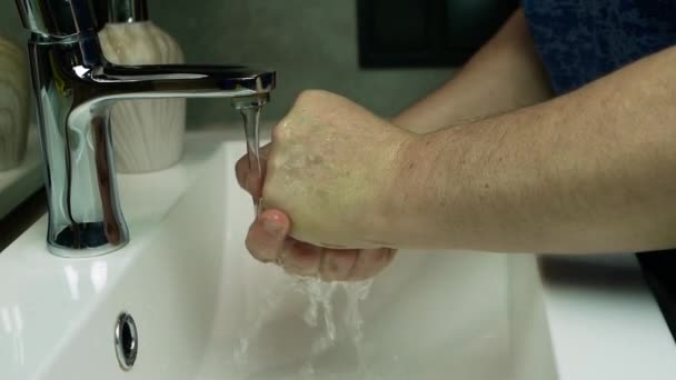 为了预防大脑皮层病毒大流行 可以用温水和肥皂洗手 如果你经常用手部清洁剂洗手 老年妇女就会用水龙头用水洗手 动作缓慢 — 图库视频影像