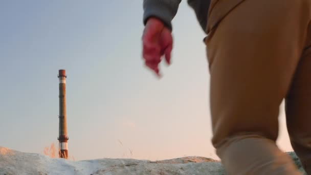 Ein Mann Auf Dem Berg Blickt Auf Ein Industrierohr Ein — Stockvideo